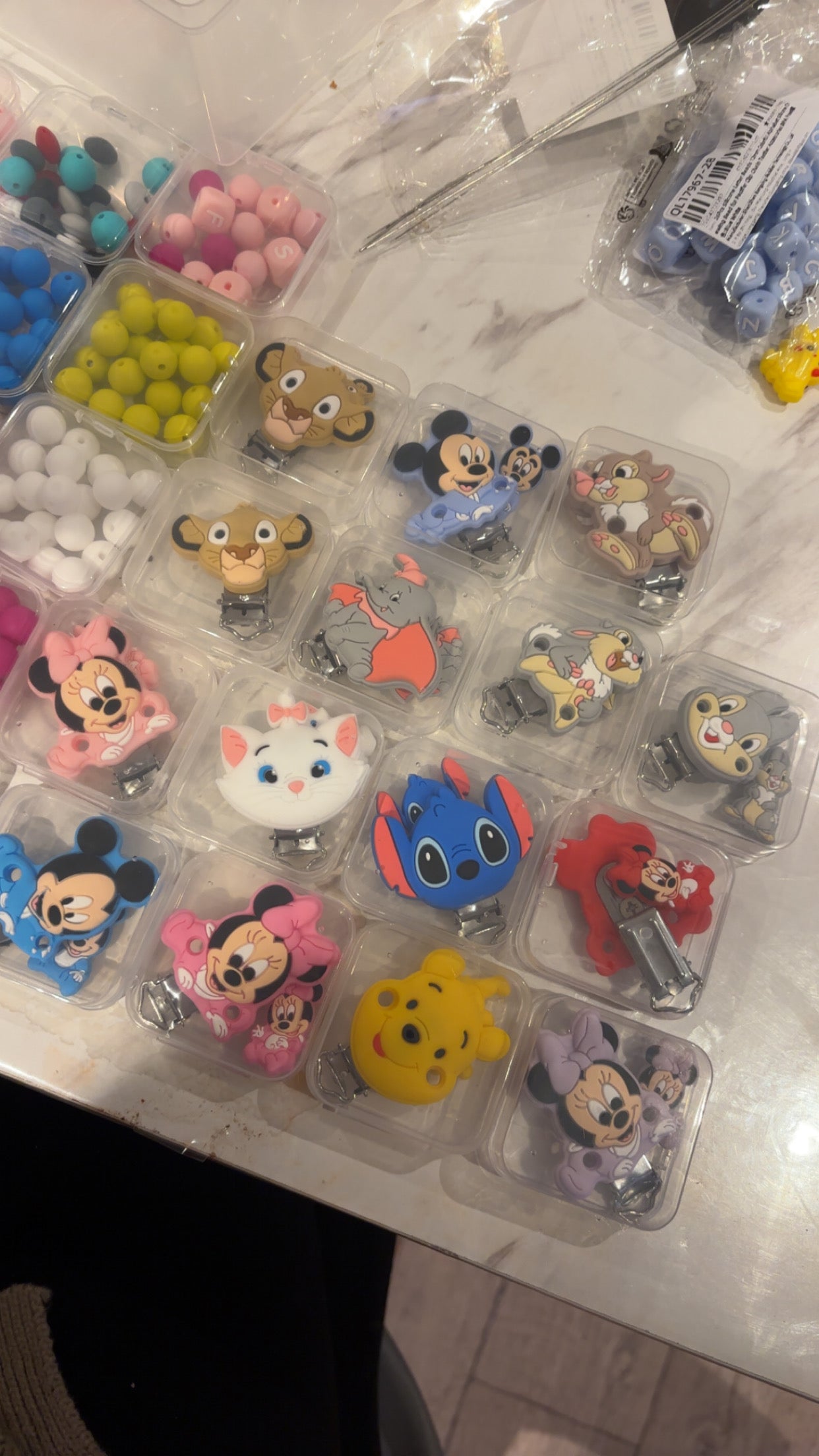 Attache tetine perles