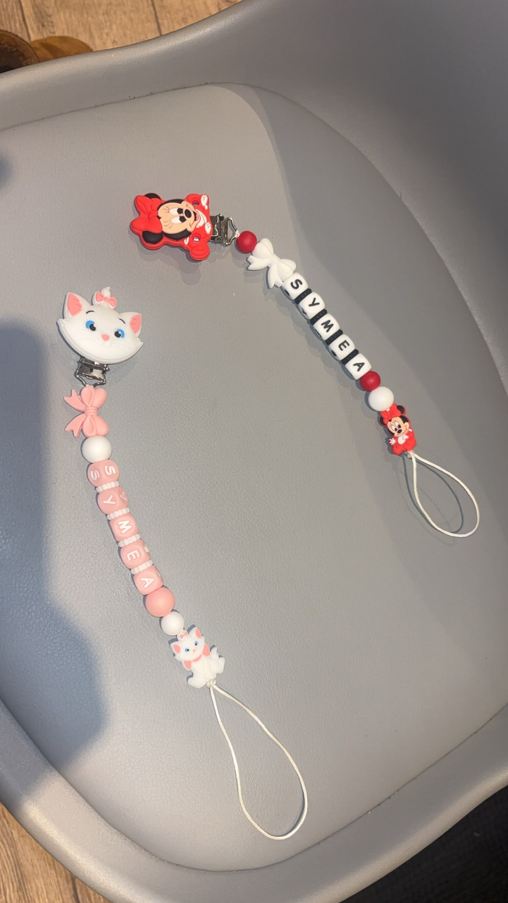 Attache tetine perles